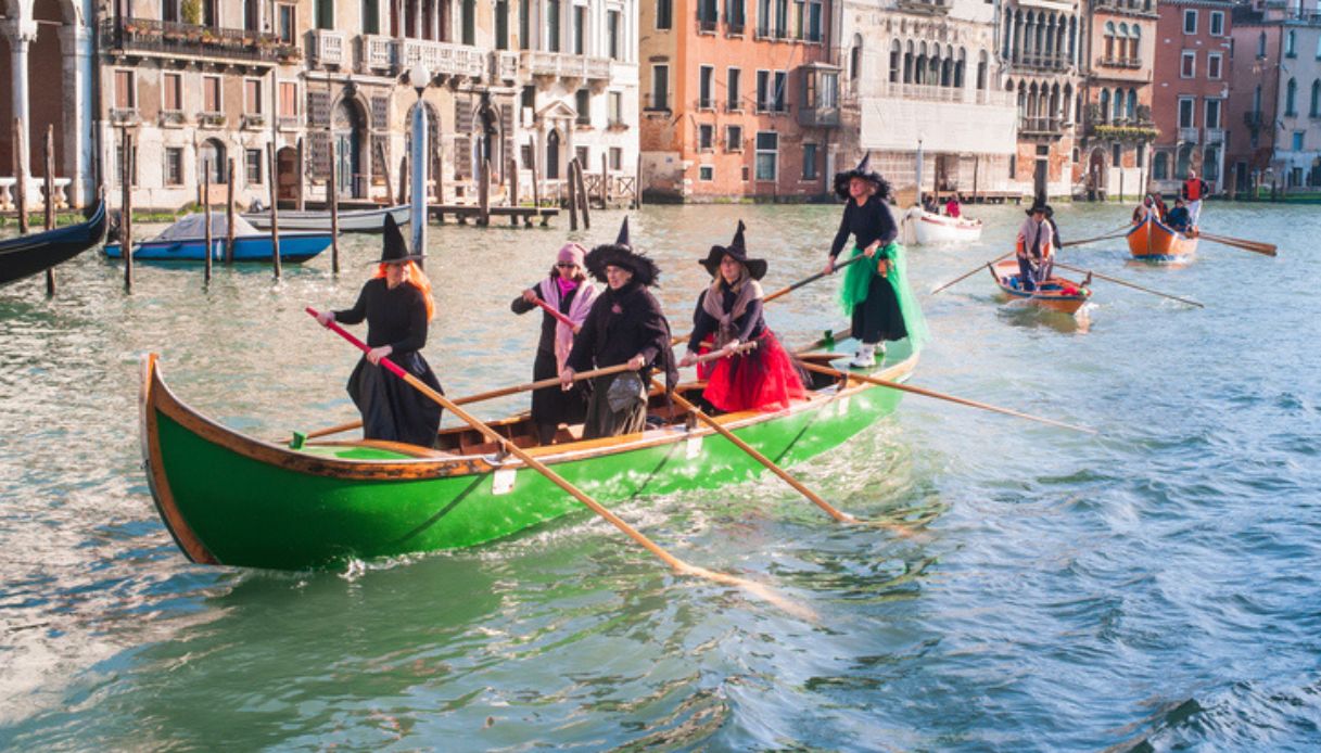 Regata delle Befane a Venezia che si svolge il giorno dell'Epifania. In foto donne vestite da befana su una zattera