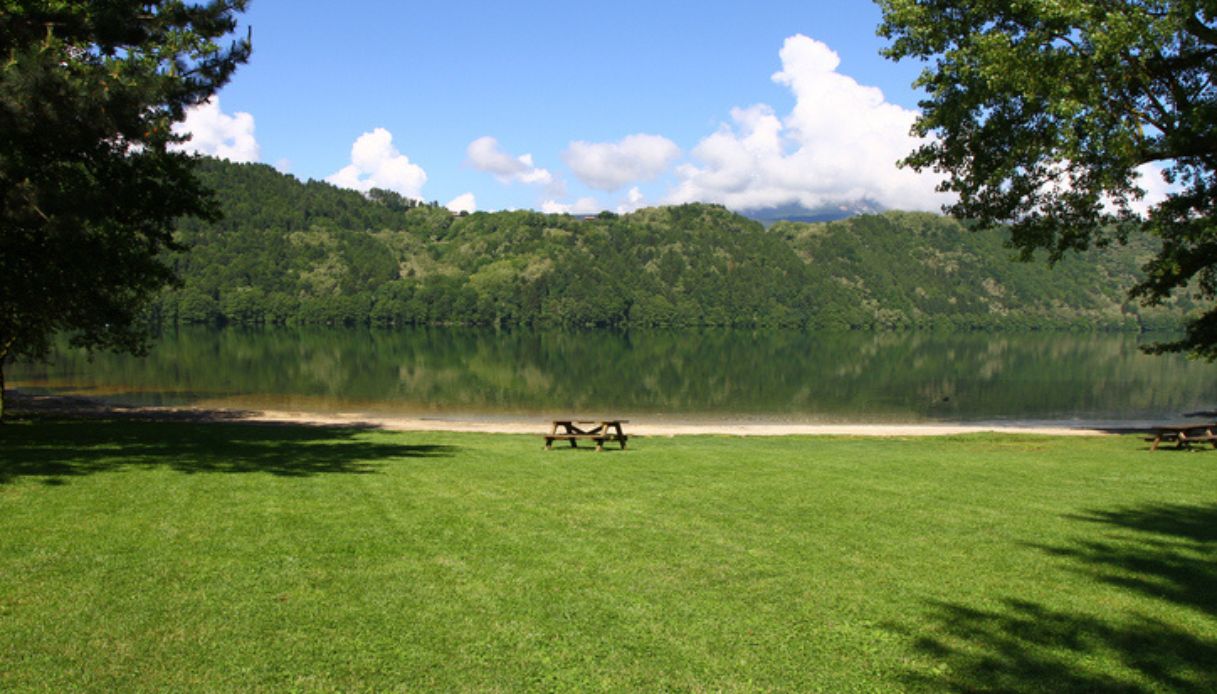 Spiaggia del lago di Levico in Valsugana, con area picnic