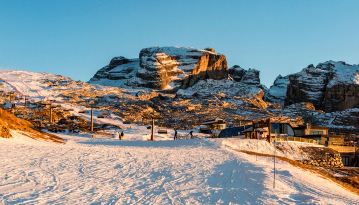 Tramonto e sole sulle dolomiti di Brenta a Madonna di Campiglio, una delle migliori destinazioni in montagna d'Italia