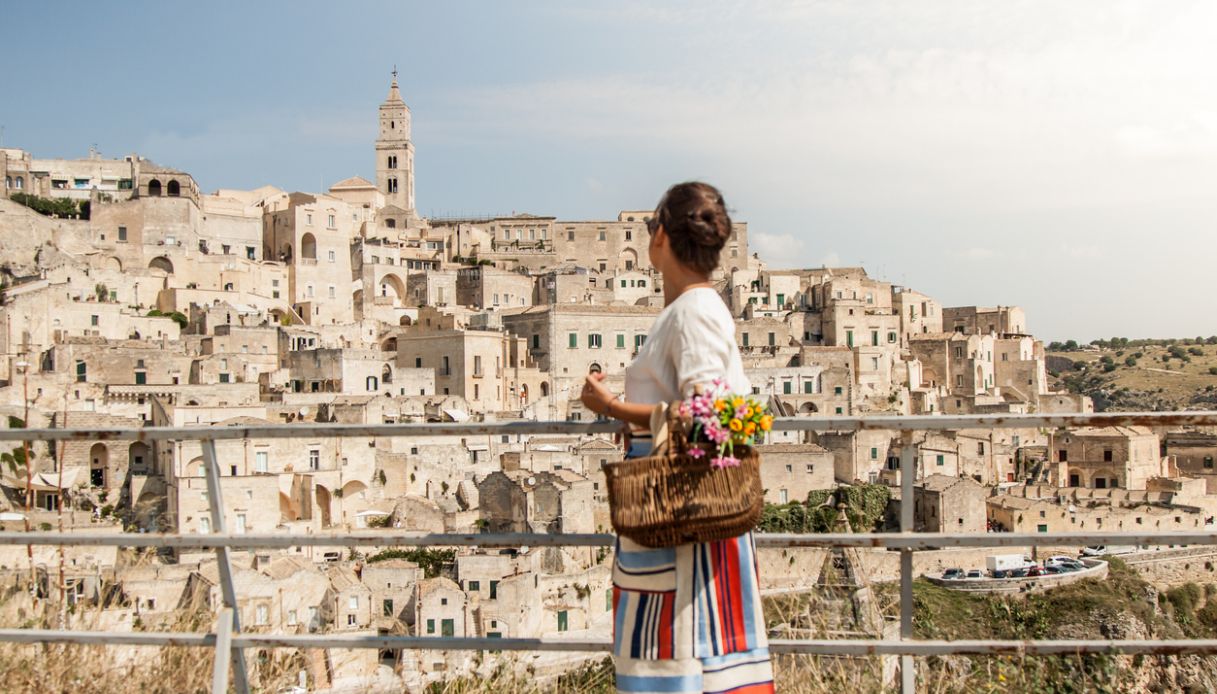 https://siviaggia.it/wp-content/uploads/sites/2/2025/01/Turista-a-Matera.jpg