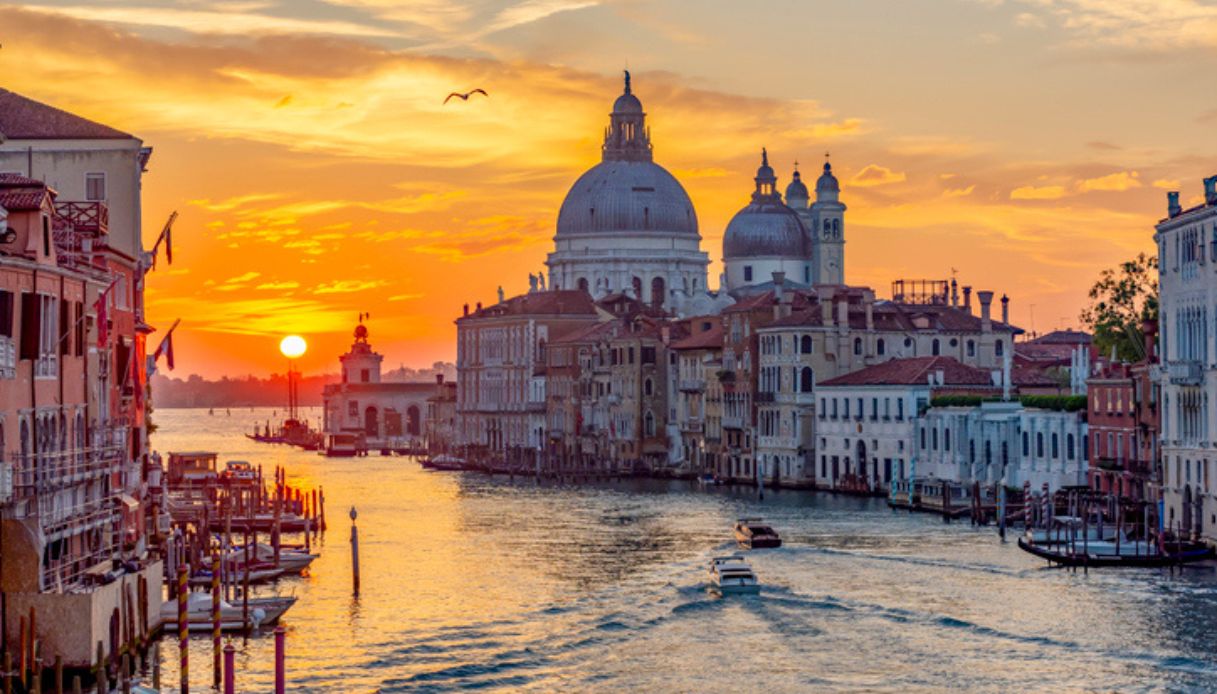 Panoramica del Canal Grande di Venezia al tramonto, dove si svolge la Regata delle Befane il giorno dell'Epifania