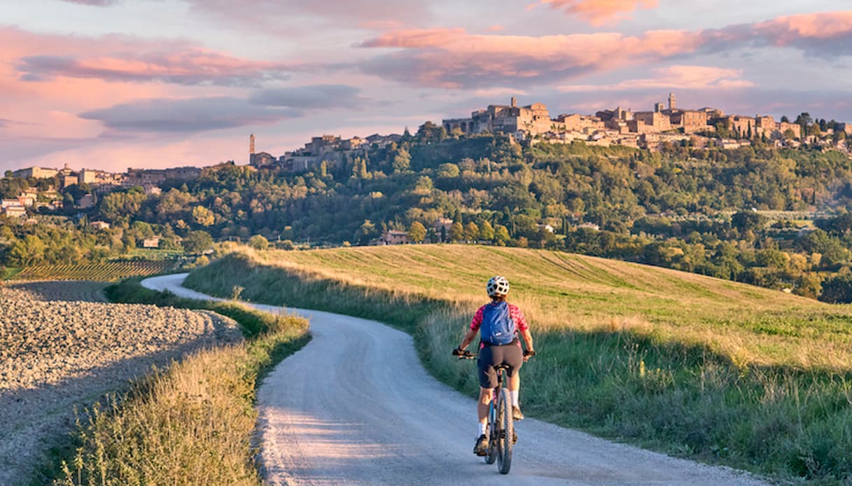 https://siviaggia.it/wp-content/uploads/sites/2/2025/01/cicloturismo-toscana-2.jpg