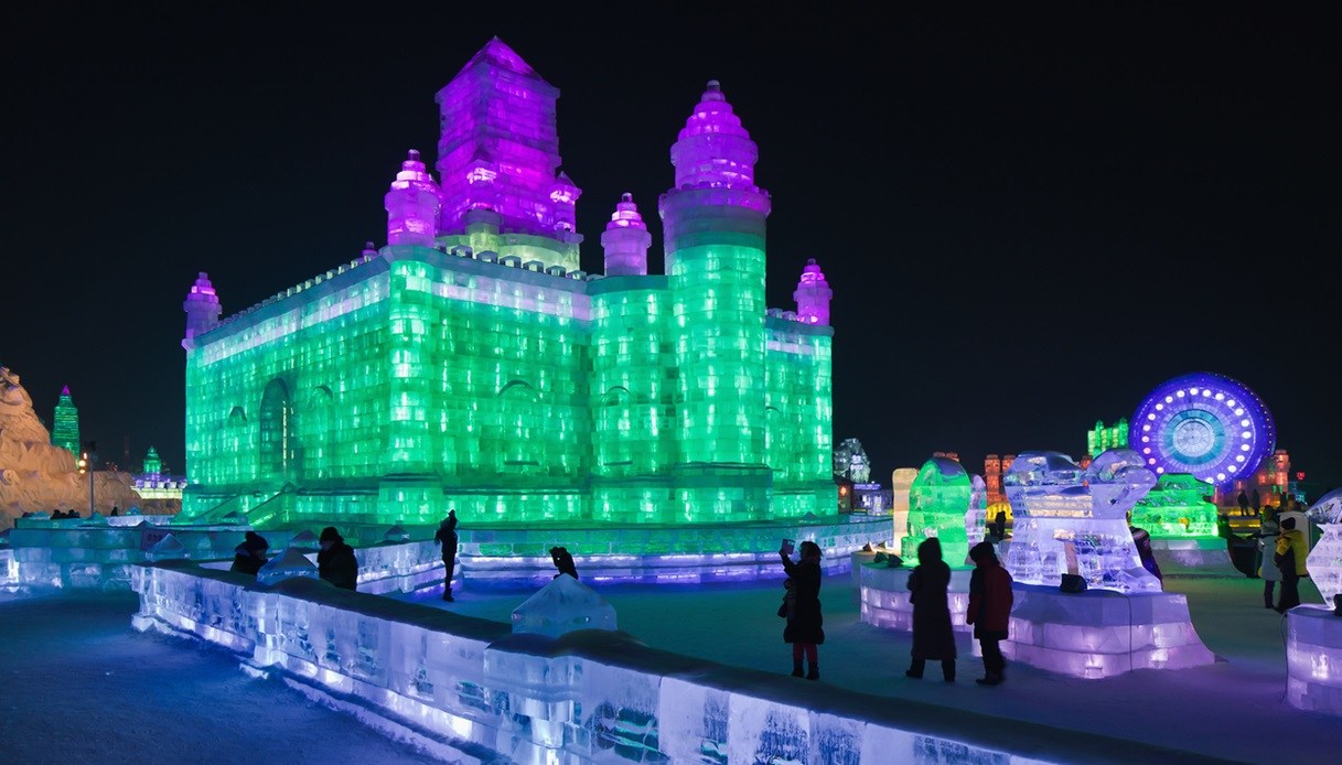 Città di ghiaccio di Harbin, tra luci e colori, in Cina