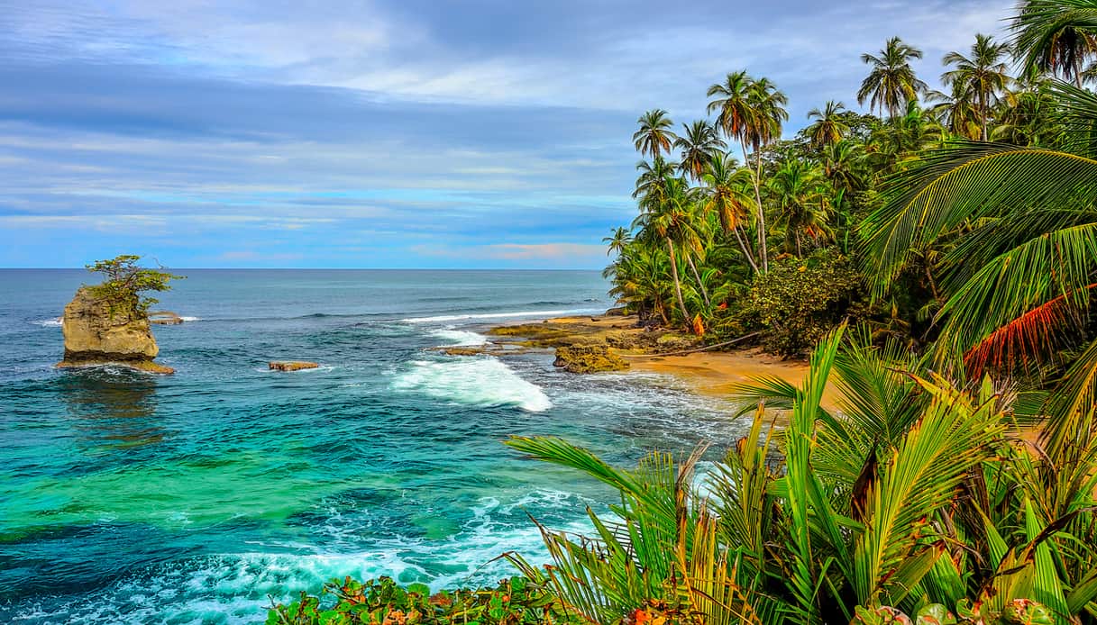 La costa appena fuori Puerto Viejo in Costa Rica