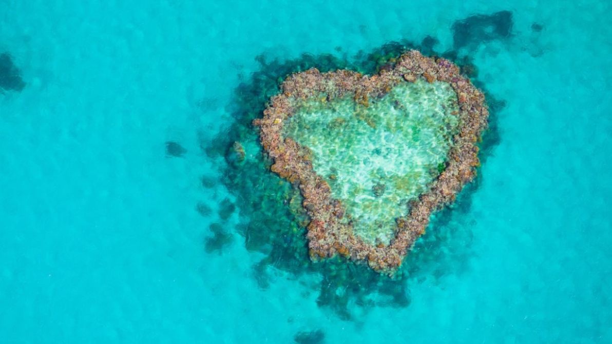 6 isole a forma di cuore nel mondo che celebrano l’amore
