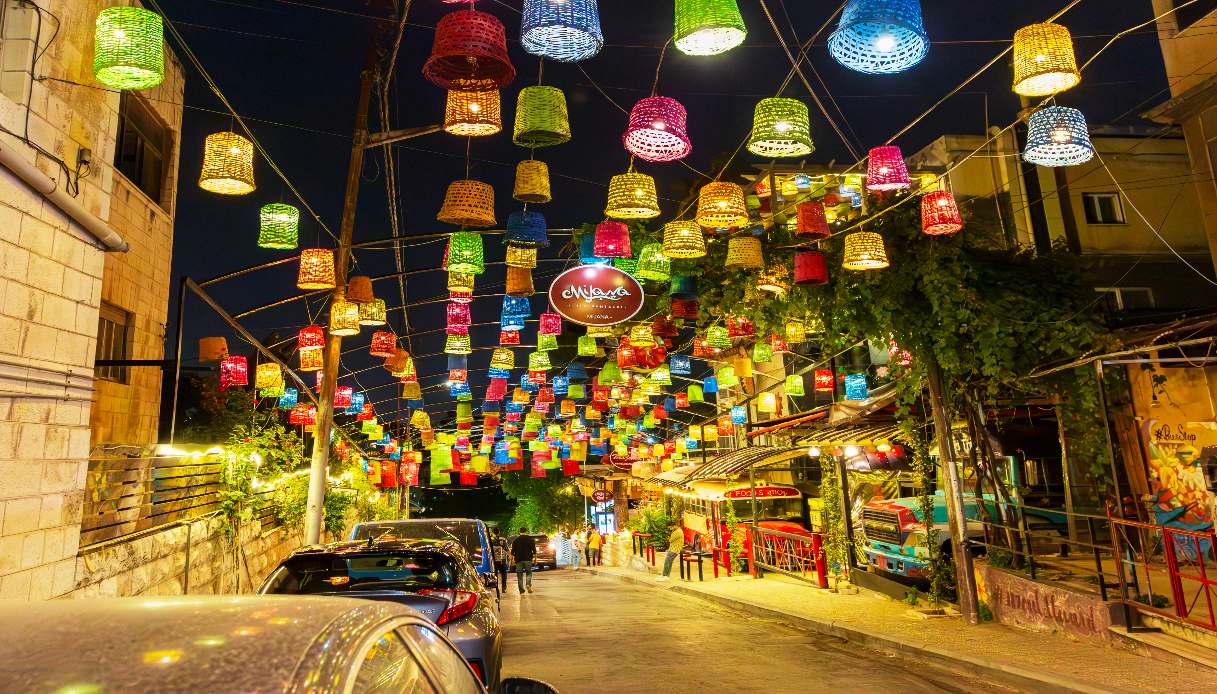 La Rainbow Street di Amman di notte