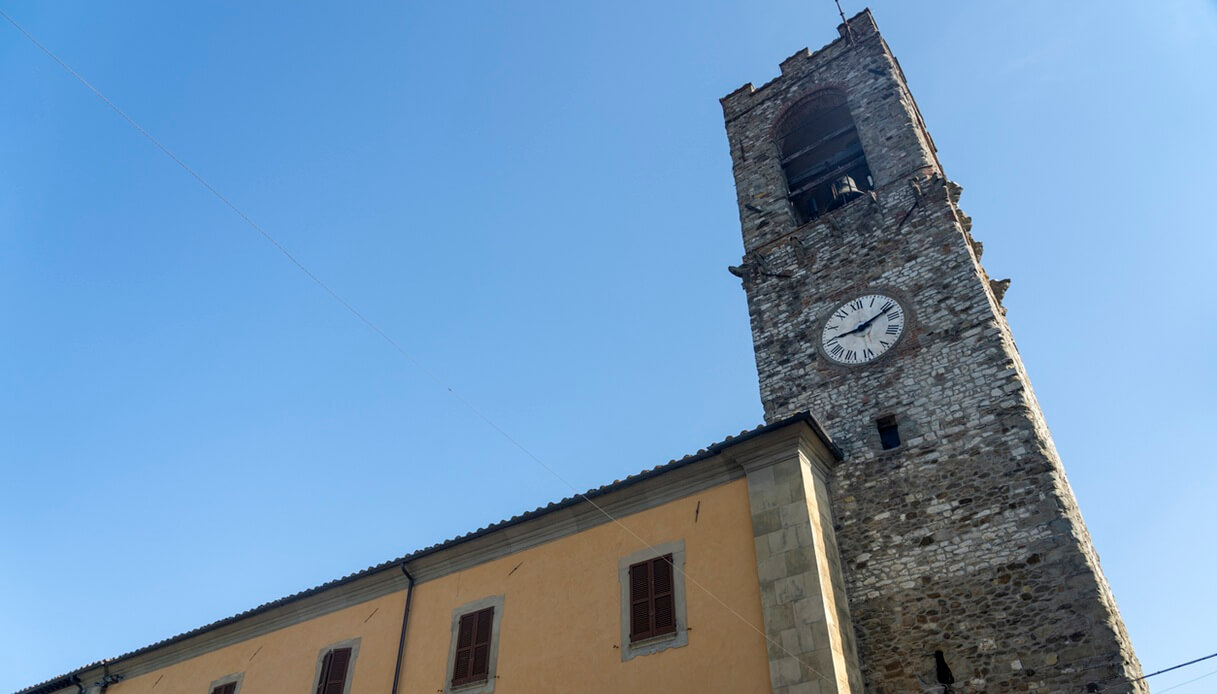 La torre dell'orologio di Piazza Tarlati nel borgo di Bibbiena, in Casentino