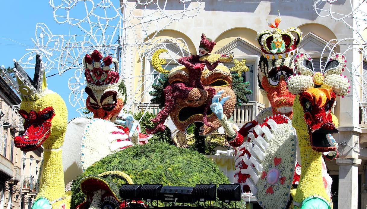 Una sfilata di carri del Carnevale di Acireale