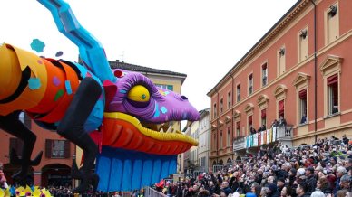 Carnevale di San Giovanni in Persiceto, dove i carri allegorici sanno davvero stupire