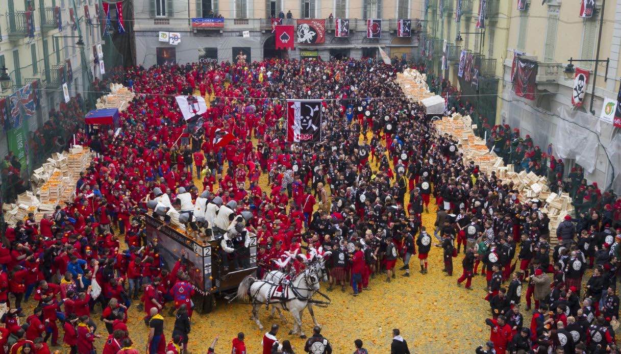 Lo storico Carnevale di Ivrea è un tripudio di folklore con una sorpresa “agrumata”