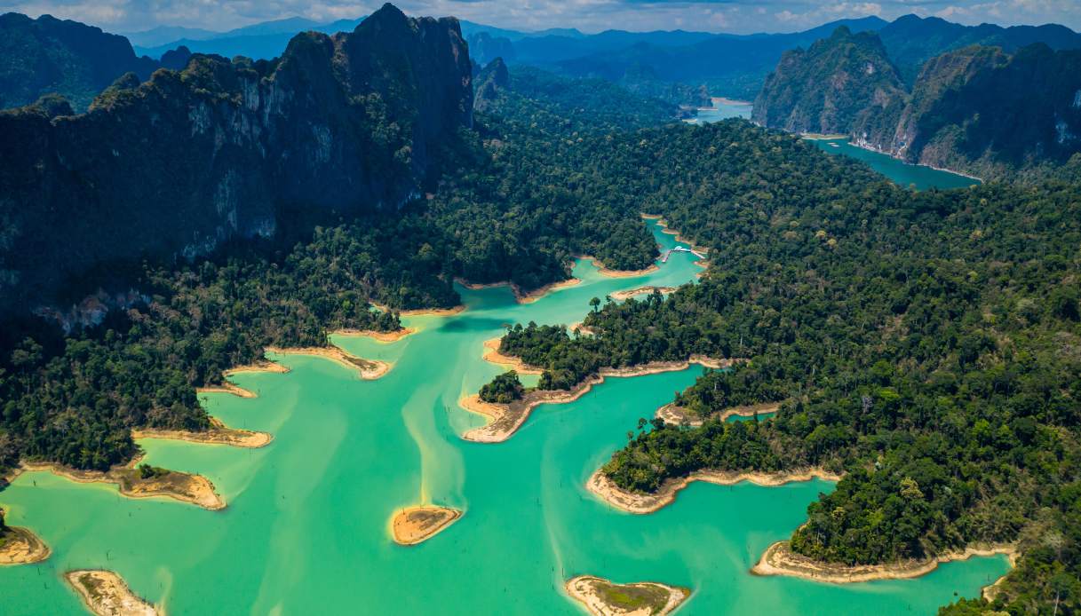 Il Parco nazionale di Khao Sok in Thailandia, con una delle foreste pluviali più antiche del pianeta