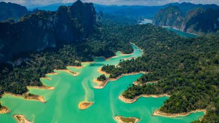 Il Parco nazionale di Khao Sok in Thailandia, con una delle foreste pluviali più antiche del pianeta