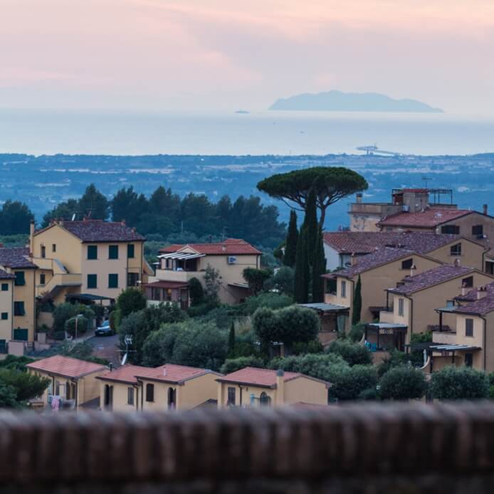 L'isola di Capraia vista dal borgo di Montescudaio