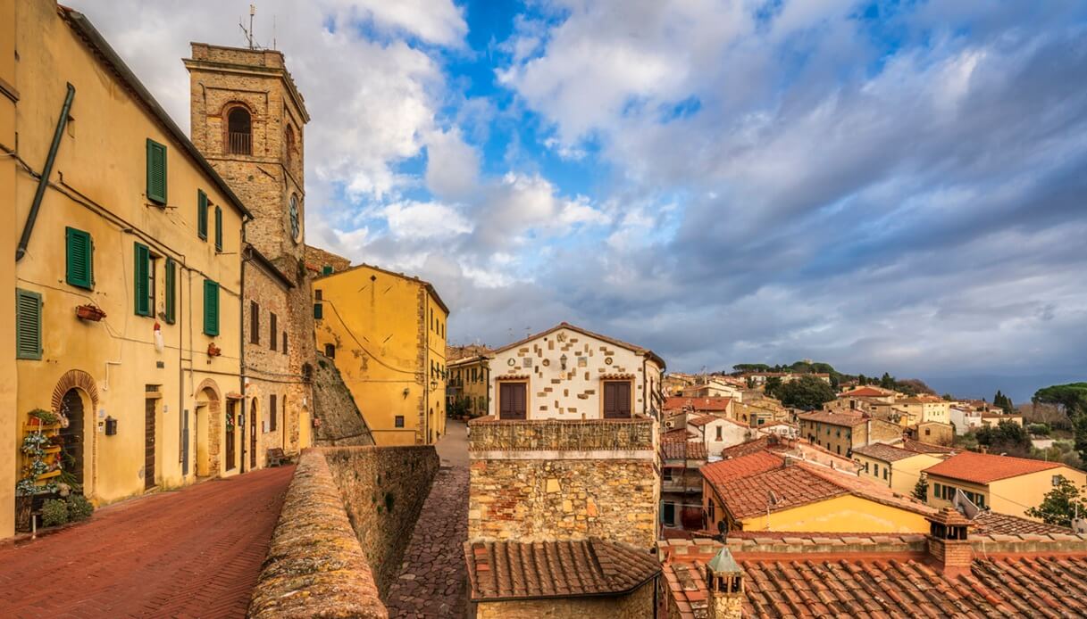 Toscana: il borgo di Montescudaio in Val di Cecina con la sua Torre civica