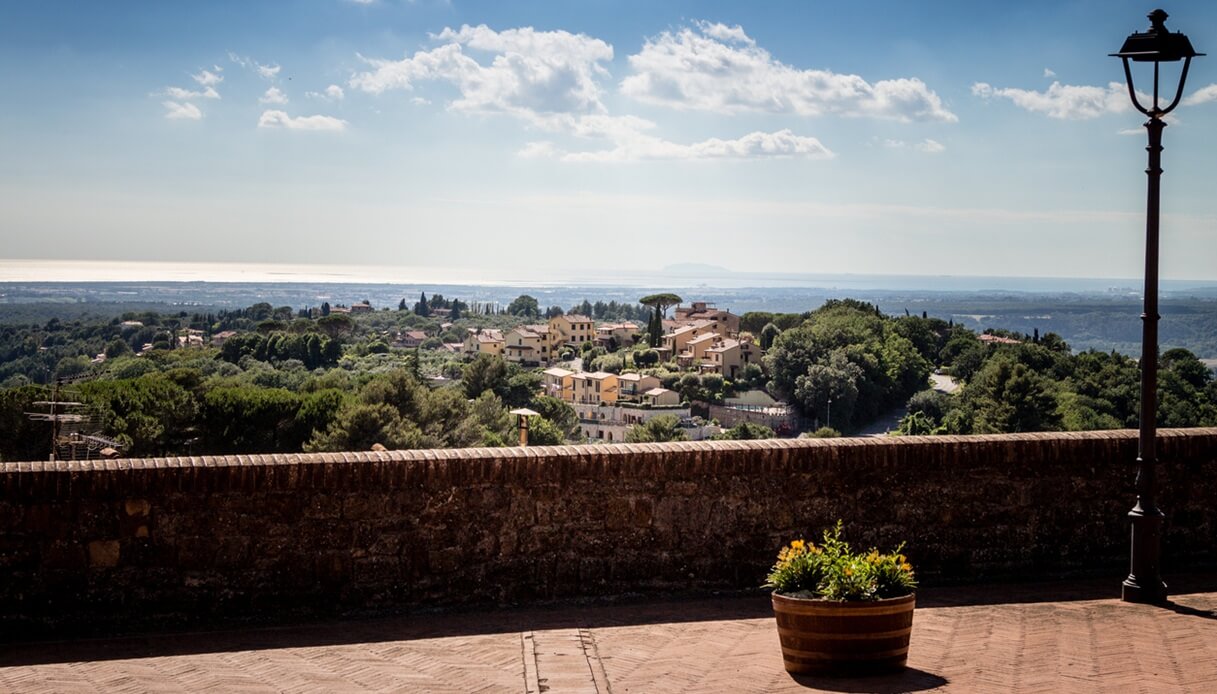 La terrazza panoramica del borgo di Montescudaio in Toscana