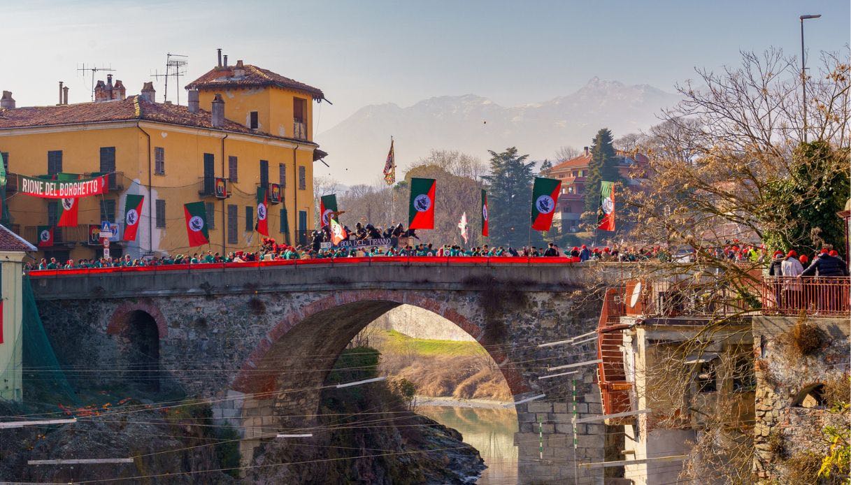 Ponte vecchio Ivrea a Carnevale