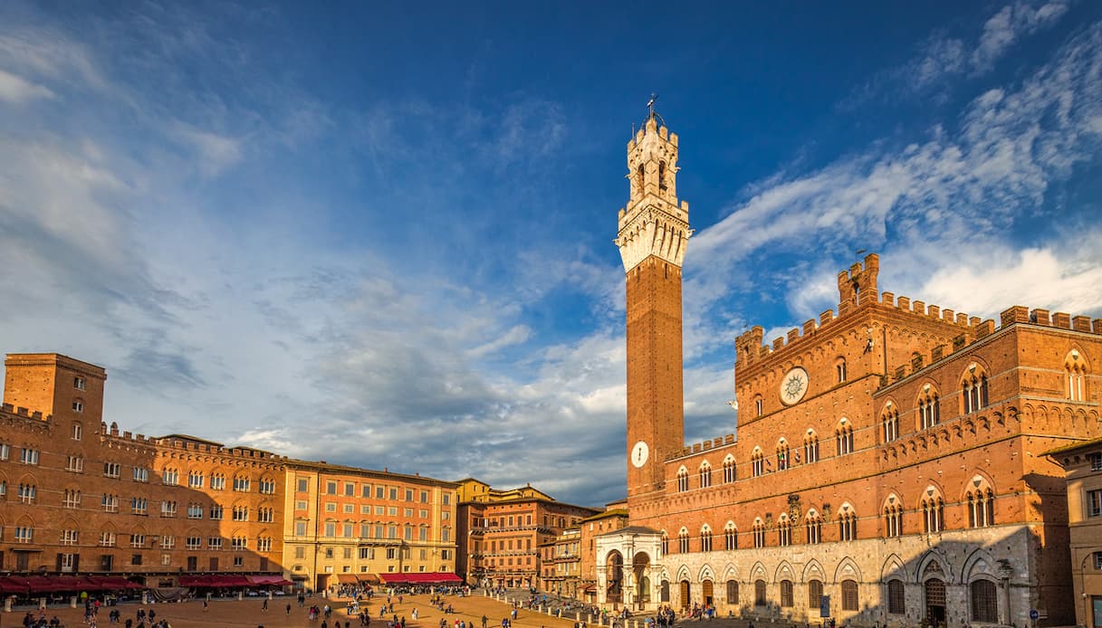 https://siviaggia.it/wp-content/uploads/sites/2/2025/02/Siena-Piazza-del-Campo-2.jpg