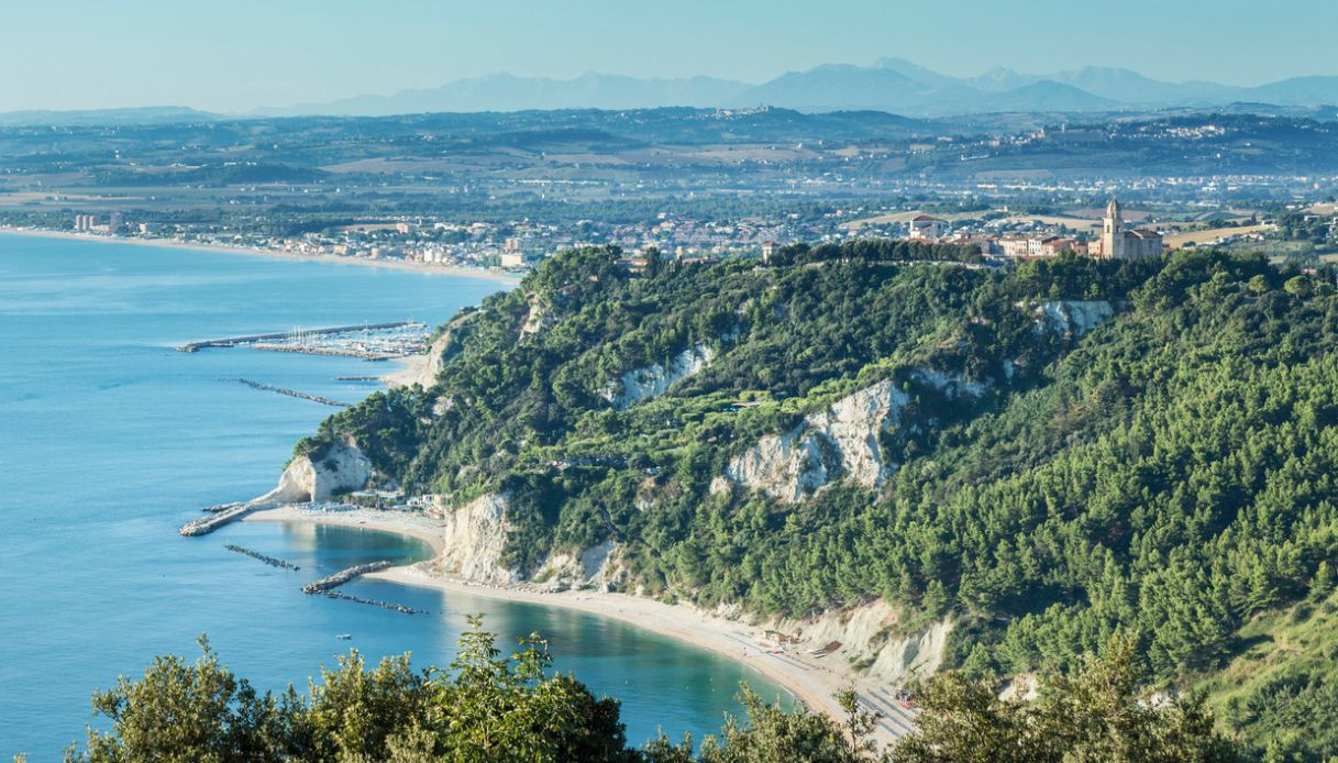 Il borgo costiero di Sirolo, Marche