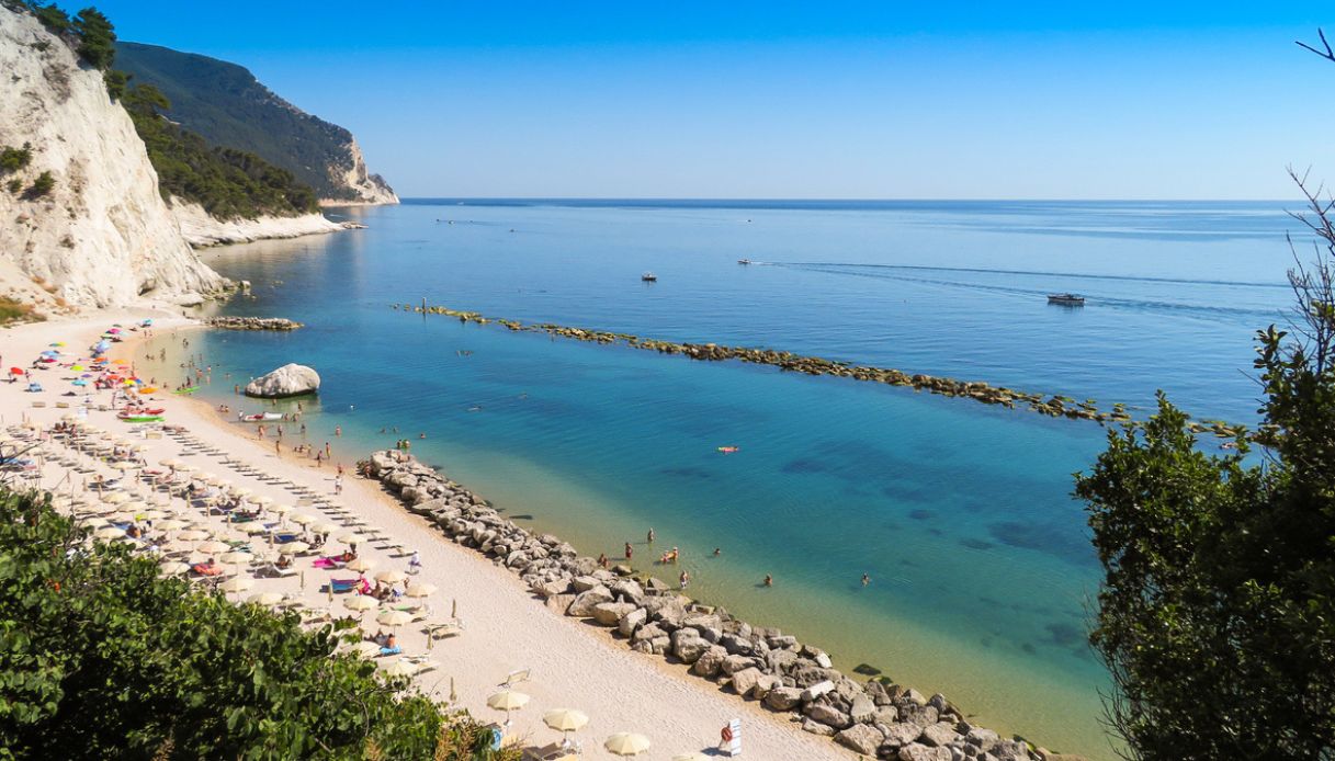 Veduta della Spiaggia del Frate a Numana