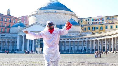 Musica, colori e tradizioni. Il Carnevale è arrivato a Napoli: la festa ha inizio