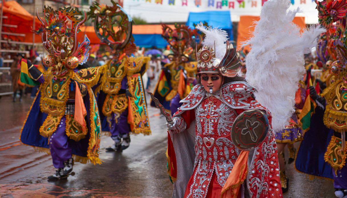 https://siviaggia.it/wp-content/uploads/sites/2/2025/02/carnevale-oruro.jpg