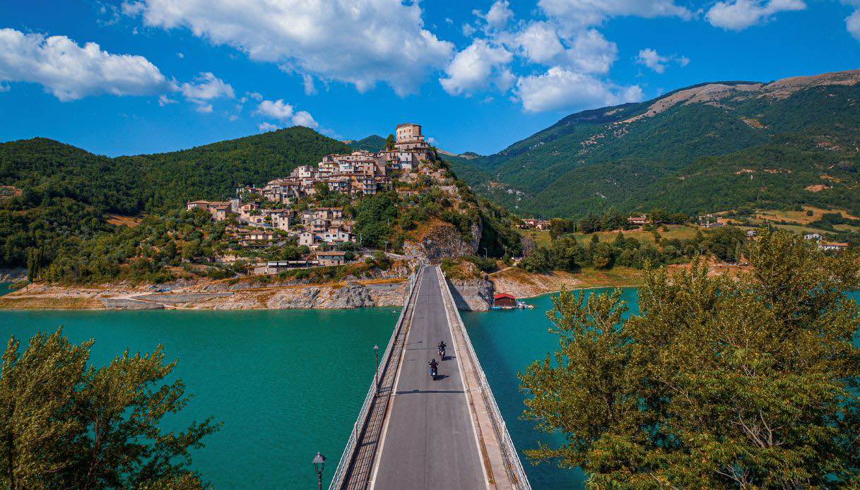 A passo lento tra i borghi italiani: nascono Le Strade più belle d’Italia