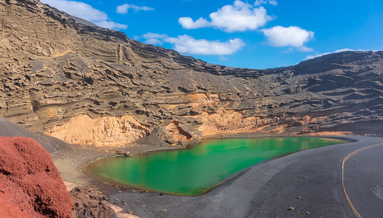 Charco de los Clicos è un lago tutto verde, un qualcosa di surreale