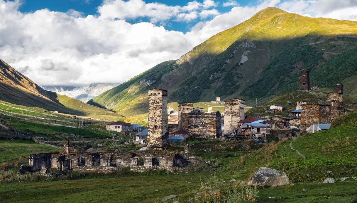 Il villaggio di Chazhashi, con le caratteristice case-torri