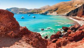 Come sarà l’estate di Santorini dopo la scia di terremoti: le novità