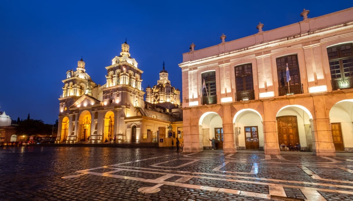 Cabildo e la Cattedrale di Cordova di notte in Plaza De San Martin