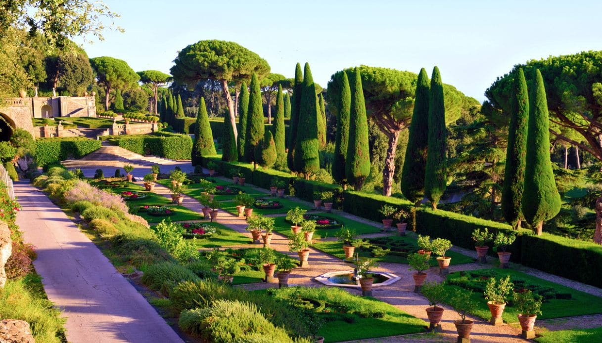 Un paradiso tra le colline laziali: il fascino dei Giardini Papali