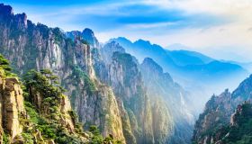 Huangshan, montagna incredibile: le nuvole danzano tra pini millenari