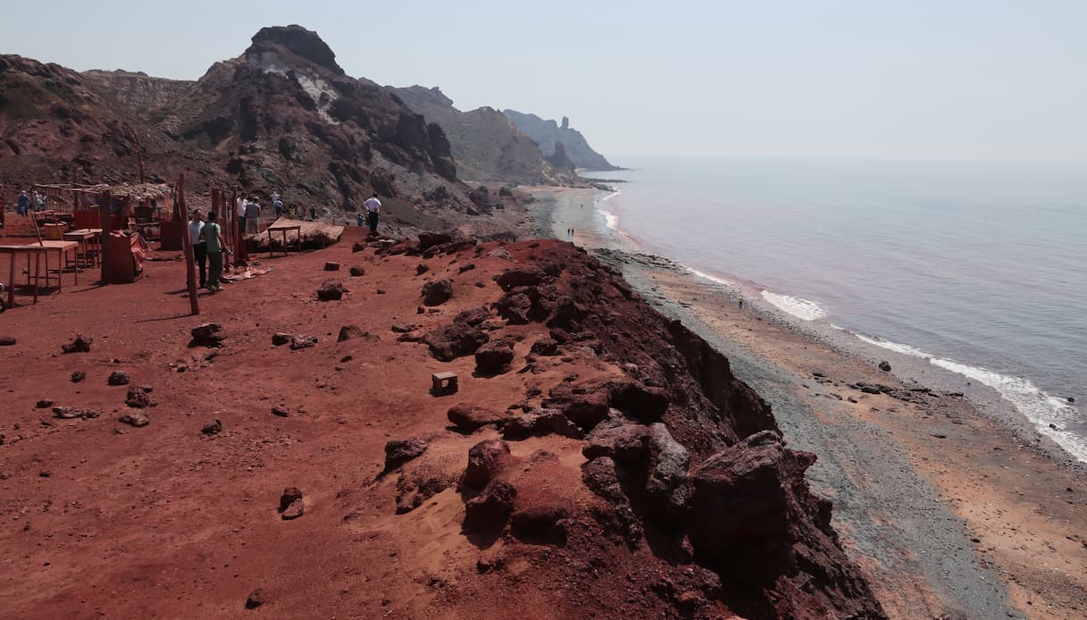 Le cascate color rosso sangue esistono e si trovano sull’Isola di Hormuz