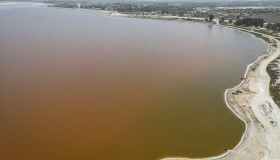 Il Lago Retba in Senegal si colora di magia, dopo tre anni le sue acque tornano rosa