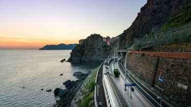 Il mare della Liguria attraverso i binari, tornano i Treni del Mare per l’estate 2025