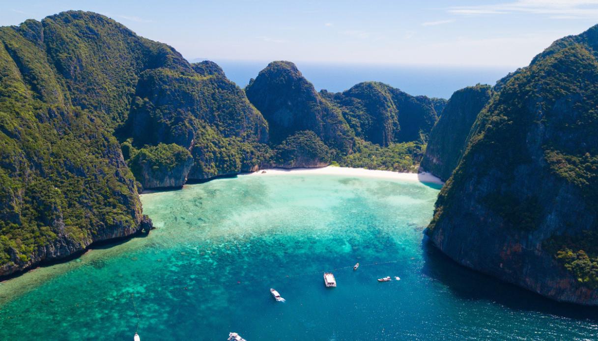 Maya Bay, la rinascita di una delle mete più afflitte dall’overtourism