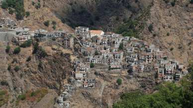 Roghudi Vecchio, in Calabria, è un borgo abbandonato dove il silenzio racconta segreti antichi