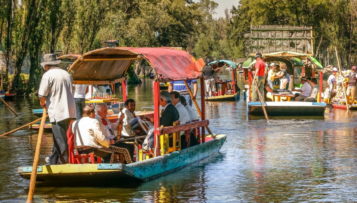 Trajineras tra i canali di Xochimilco