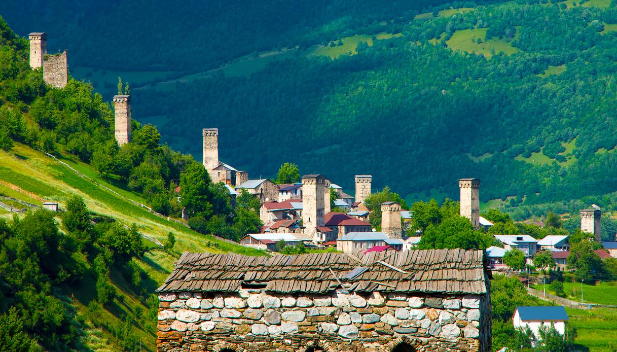 Le case-torri nelle montagne del Caucaso in Georgia: storia e curiosità