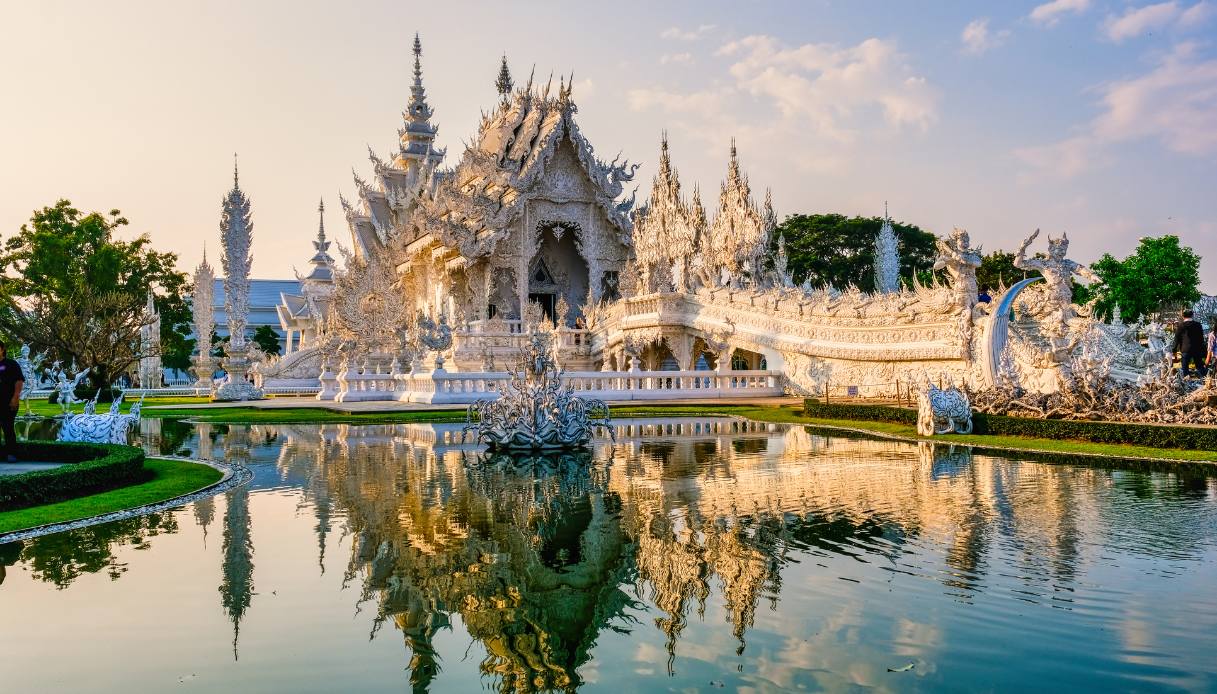 Wat Rong Khun, il Tempio Bianco (e stravagante) della Thailandia