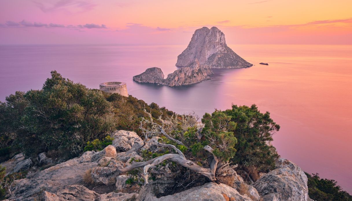 https://siviaggia.it/wp-content/uploads/sites/2/2025/03/chiuso-es-vedra-ibiza.jpg