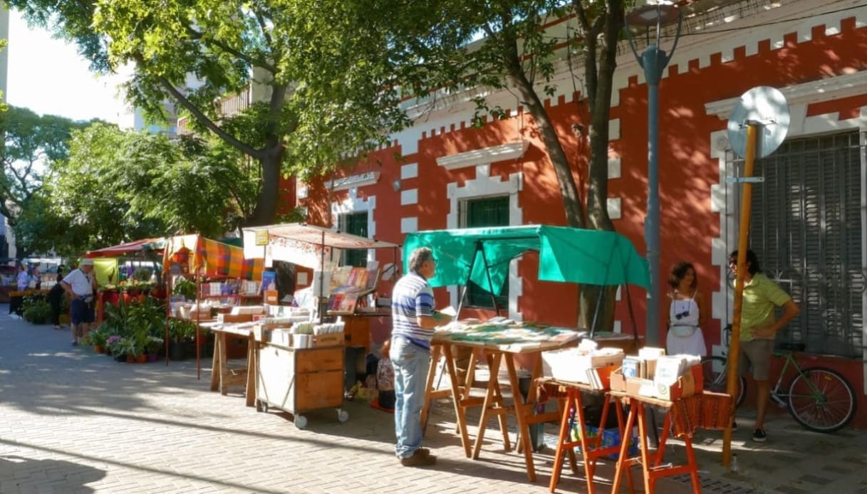 Mercatino dell'artigiano e vintage nel distretto di Guemes a Cordova