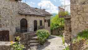 Nel borgo sospeso tra cielo e fiume: viaggio a Brugnello