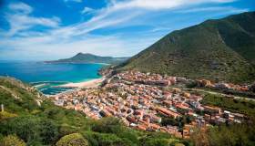 Alla scoperta di Buggerru, la Sardegna nascosta tra storia mineraria e spiagge selvagge