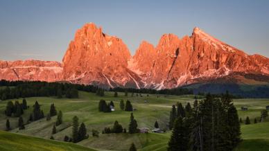 Le Dolomiti si tingono di rosa, il fenomeno finisce sulla BBC
