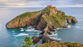 Gaztelugatxe, l’isola con una scalinata leggendaria è un luogo fuori dal comune