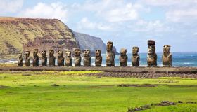 I segreti nascosti dietro i Moai dell’Isola di Pasqua, giganti di pietra che sfidano il tempo