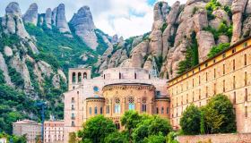 Tra nuvole e leggenda, il Monastero di Montserrat sembra sospeso nel cielo