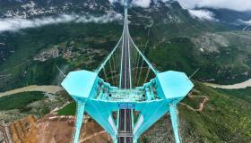 Il ponte più alto del mondo è in Cina, sull’orlo di un canyon e con una vista incredibile