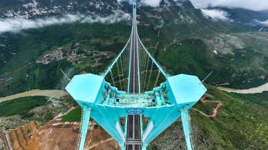 Il ponte più alto del mondo è in Cina, sull’orlo di un canyon e con una vista incredibile
